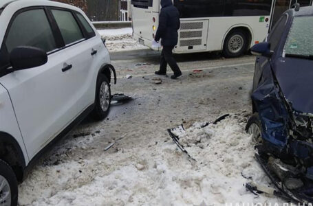 У поліції розповіли деталі двох аварій, які трапилися вчора у Тернополі на вулиці Львівській