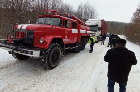 У неділю на Тернопільщині рятувальники витягнули із снігових заметів 7 автомобілів