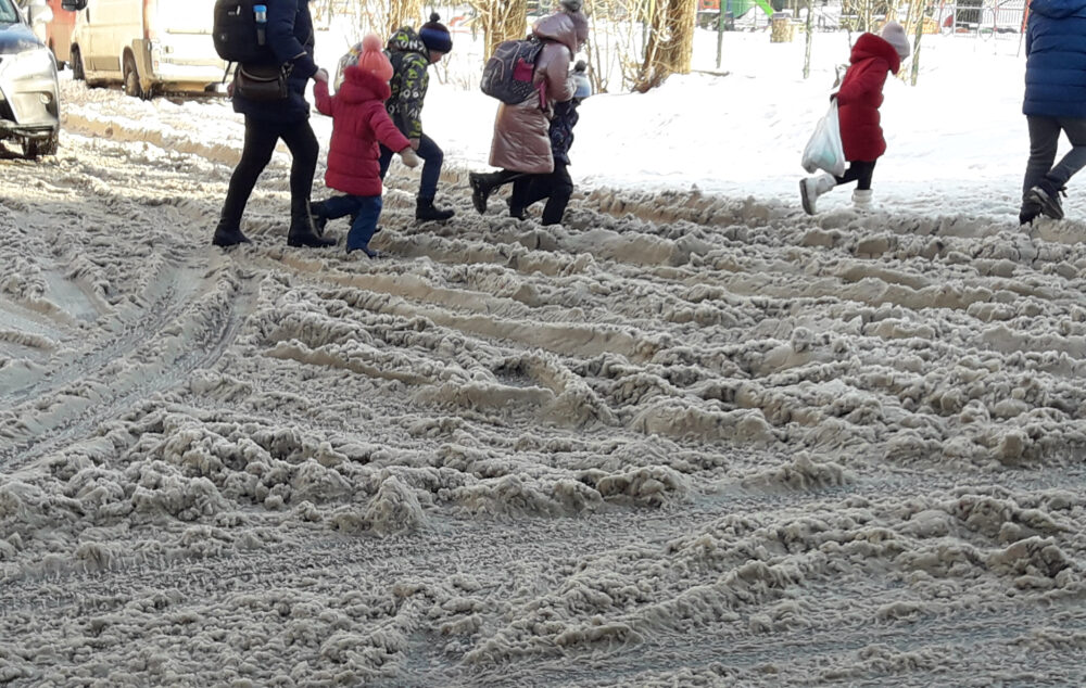 Жителі Тернопільщини скаржаться на нерозчищені від снігу дороги й тротуари (ФОТО, ВІДЕО)