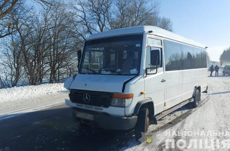 Поблизу Тернополя рейсовий автобус потрапив в аварію. Троє людей травмовано (ФОТО)