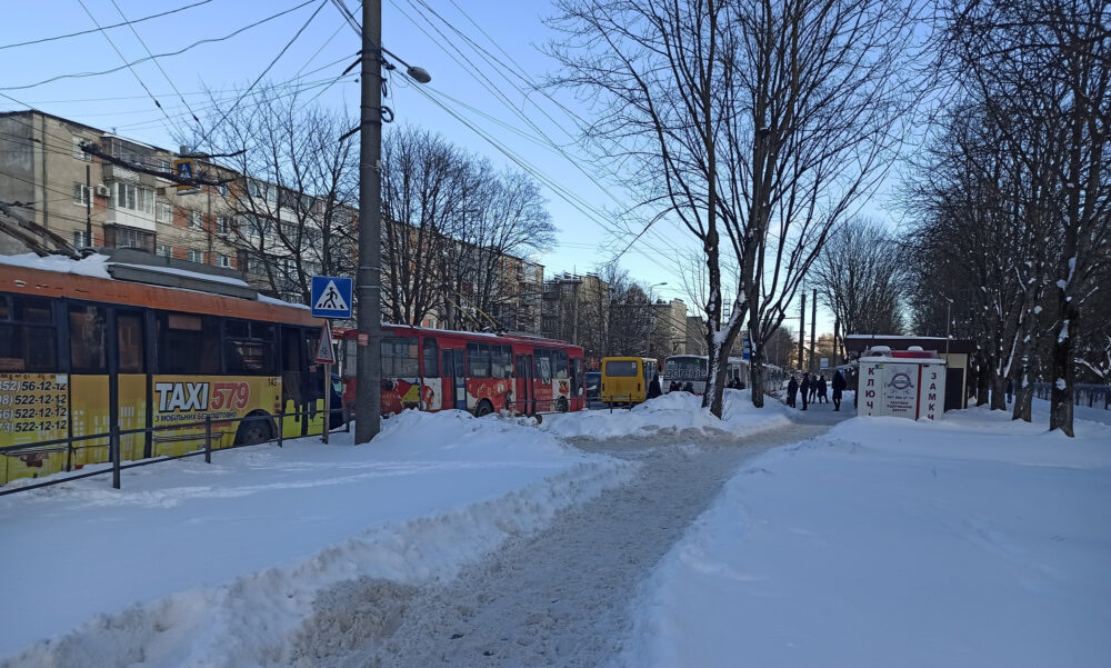 У Тернополі тролейбуси паралізували вулицю Збаразьку (ФОТО)