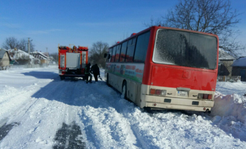 У снігах Теребовлянщини застряг рейсовий автобус з 50 пасажирами (ФОТО)