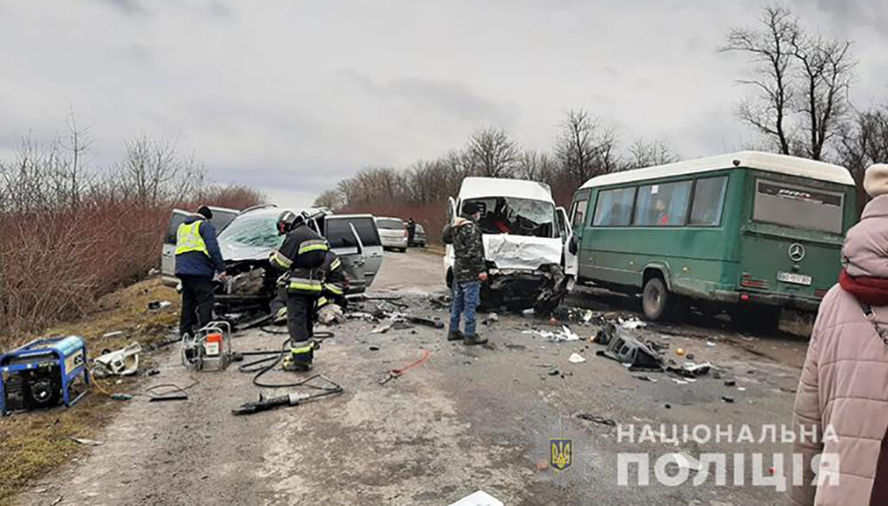 На Борщівщині жахлива аварія: троє людей травмовано, іще одного чоловіка затисло в автівці (ФОТО)