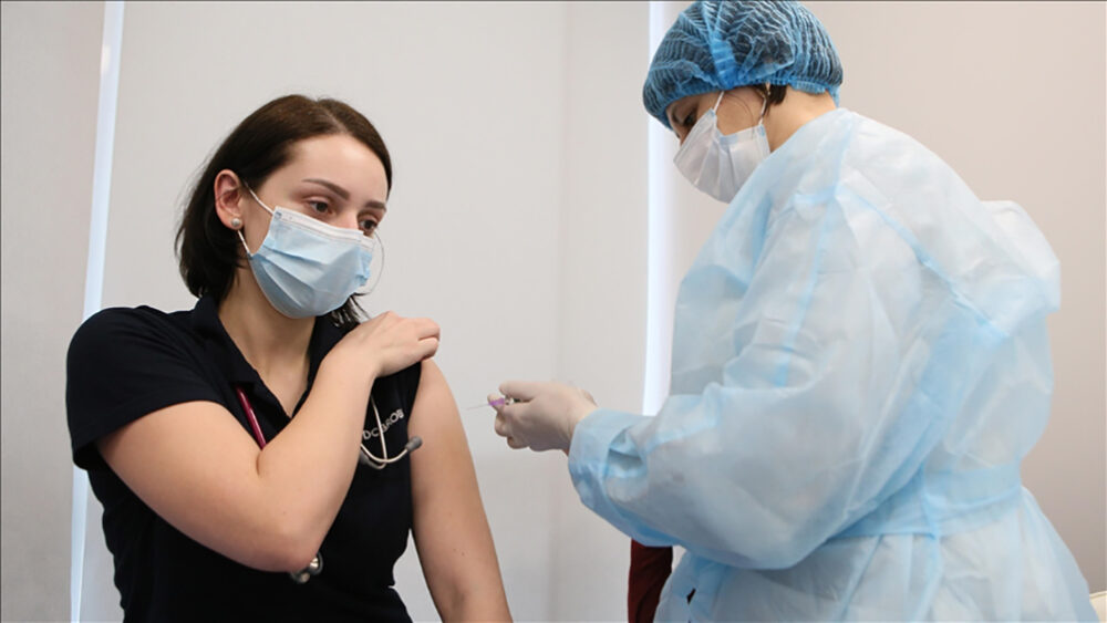 У двох лікарнях Тернопільщини уже вакцинували 100% медиків