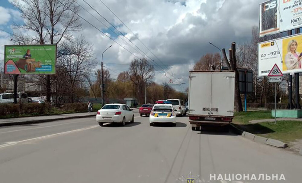 Вибіг на дорогу: у Тернополі водій буса збив 12-річного хлопчика