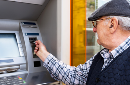 З вересня в Україні зміниться порядок видачі пенсій: усіх переведуть на банківські картки