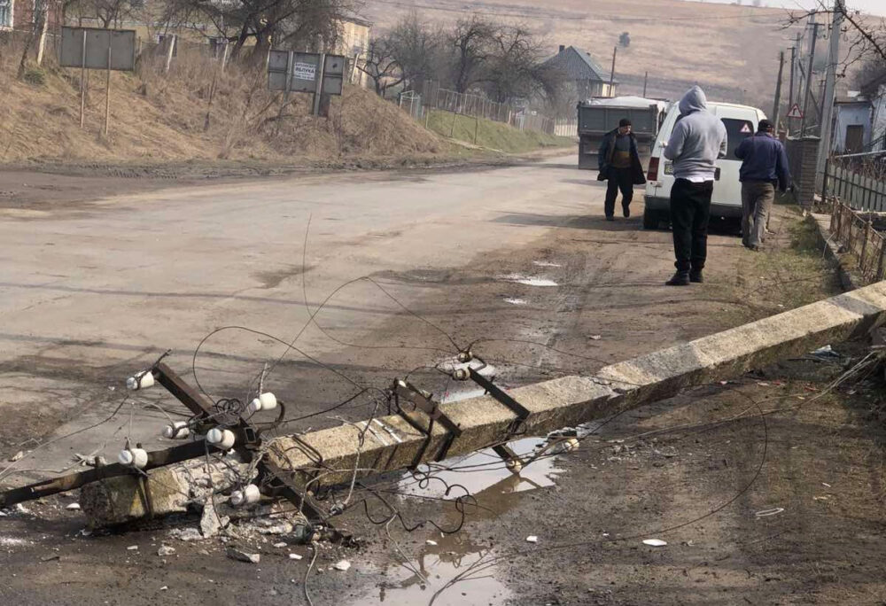 У Бережанах впав електричний стовп: пошкоджено автомобіль (ФОТО)