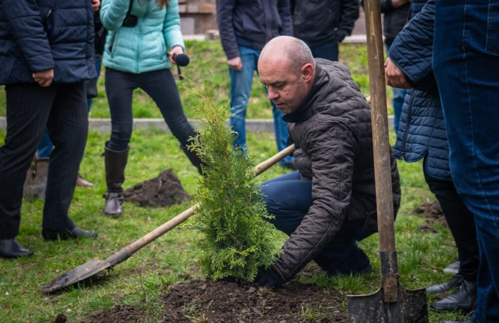 У парках та відпочинкових зонах Тернополя висадили більше 200 дерев