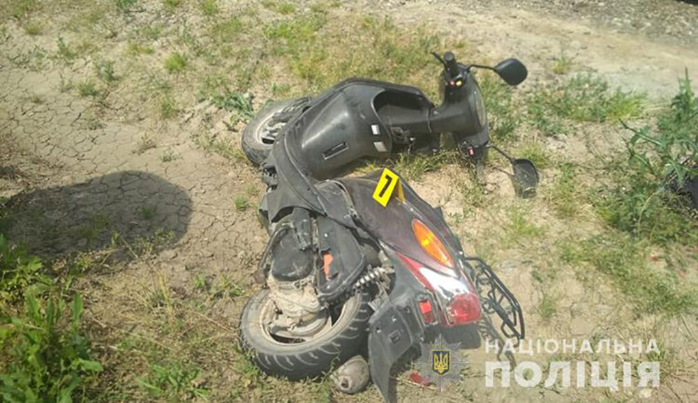 Потрапили під машину: в аварії поблизу Копичинців травмувалися двоє 17-річних юнаків (ФОТО)