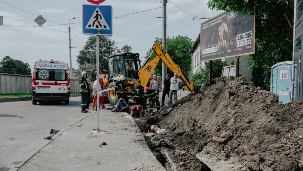 У Тернополі під час ремонтних робіт стався обвал – чоловіка засипало землею (ФОТО)