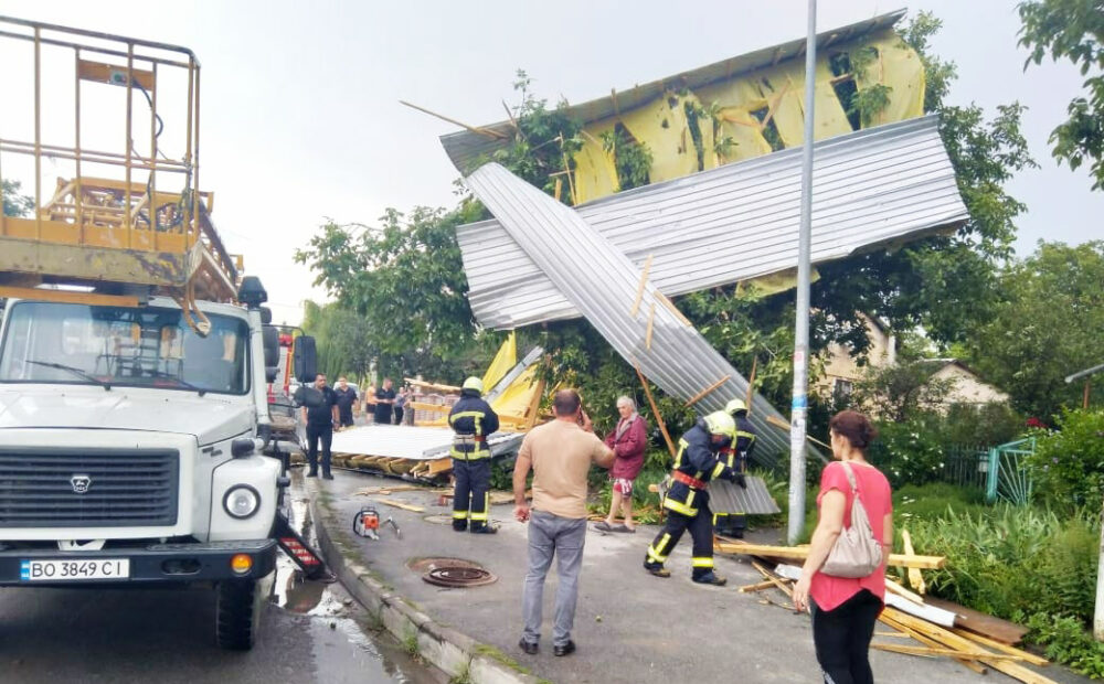 Негода у Заліщиках: дерево впало на автомобіль, а з житлового будинку зірвало дах (ФОТО)