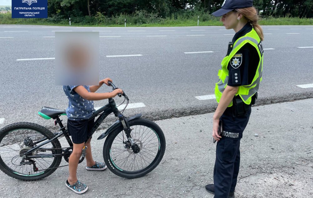 Біля Зборова на трасі Львів-Тернопіль патрульні зупинили 9-річного хлопчика на велосипеді