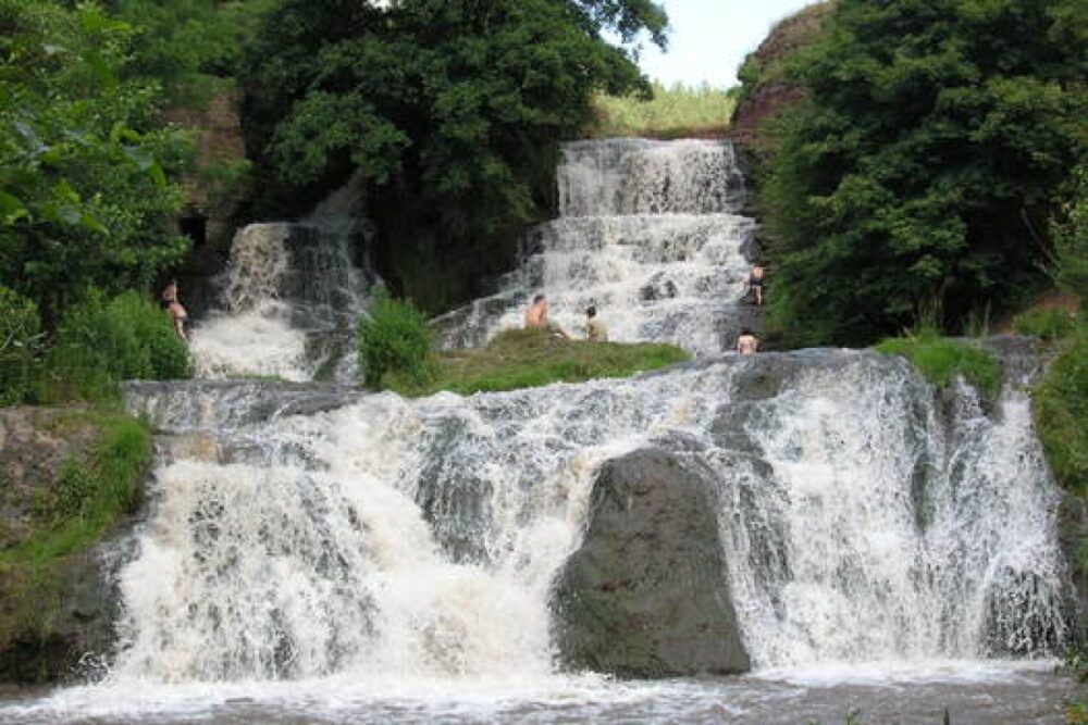 Біля Джуринського водоспаду троє підприємців незаконно встановили 4 торгові кіоски