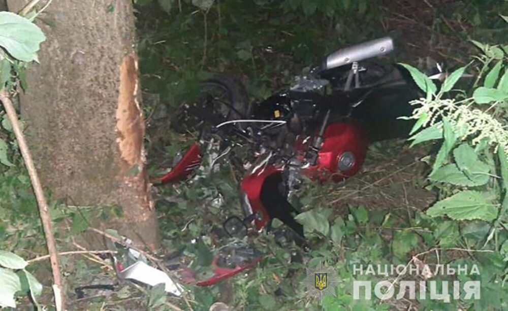 На Теребовлянщині трапилася смертельна аварія: водій мотоцикла в’їхав у дерево