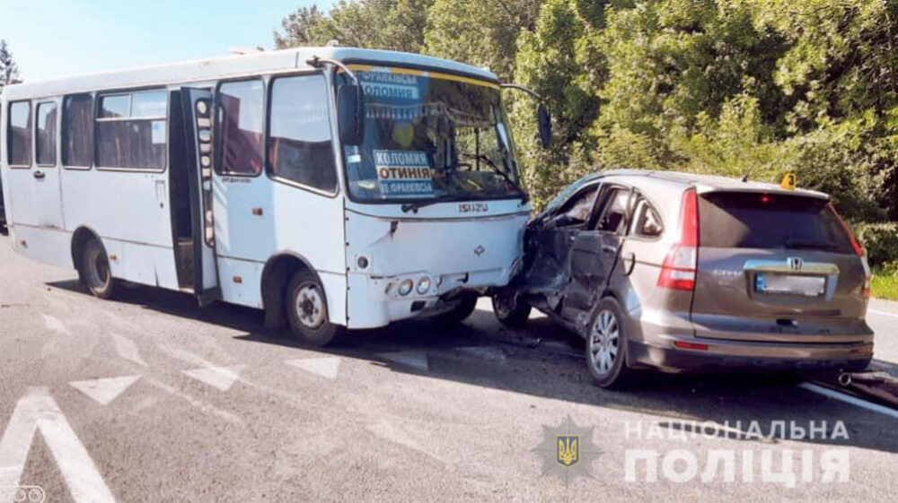 В’їхали під автобус: тернополяни у сусідній області потрапили в жахливе ДТП (ФОТО)