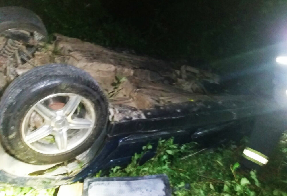 Аварія на Теребовлянщині: автомобіль злетів з дороги і кілька разів перекинувся (ФОТО)