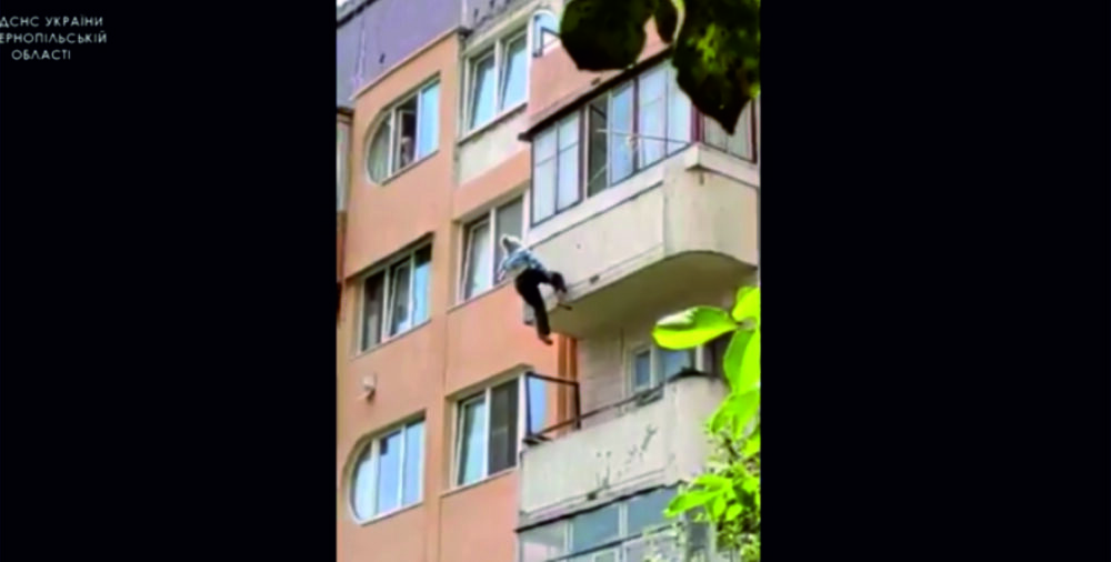 У Теребовлі врятували 81-річну жінку, яка випала з балкона п’ятого поверху (ВІДЕО)