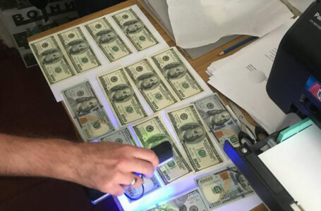 У Тернополі судили “валютчика”, який продав 1000 фальшивих доларів
