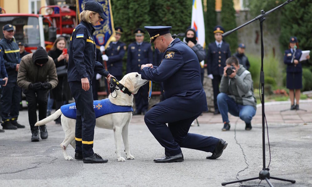 У Тернополі урочисто відправили на пенсію унікального пса, який служив в ДСНС (ФОТО)