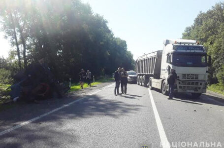 Поблизу Вишнівця страшна аварія – від удару вантажівки трактор перекинувся