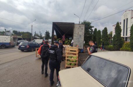 У Тернополі з вулиці Шептицького прибрали дві фури і вилучили 20 тонн кавунів