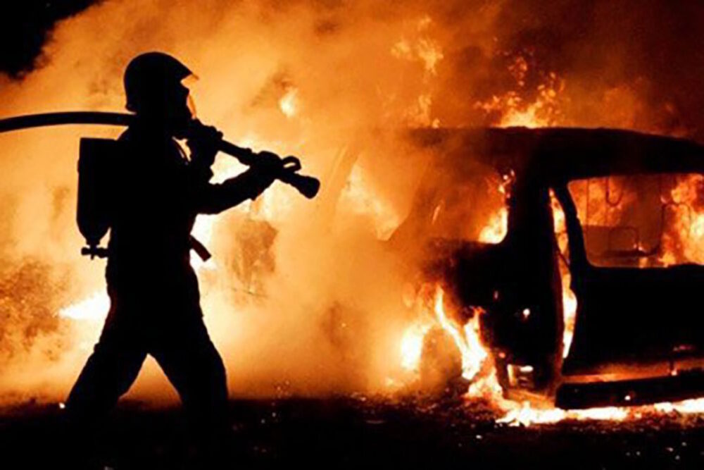 Грався запальничкою: у Тернополі дитина спалила автомобіль