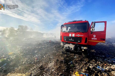 У Бучачі другий день поспіль гасять масштабну пожежу на сміттєзвалищі