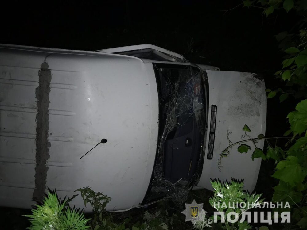На Теребовлянщині перекинувся мікроавтобус – п’яний водій втікав від поліції