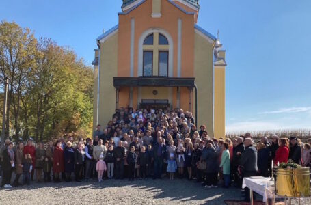 У церкві в селі Плебанівка освятили новий іконостас та дзвони (ФОТО)