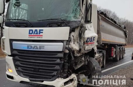 На Кременеччині під час обгону “Хюндай” врізався у вантажівку. Троє людей травмовано