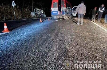 На Чортківщині рейсовий автобус врізався у трактор. Шестеро травмованих (ФОТО)