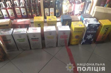 У Козові поліцейські вилучили з магазину 75 літрів алкоголю без акцизних марок (ФОТО)