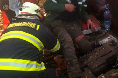Нога потрапила в жатку: житель Козови важко травмувався біля комбайна