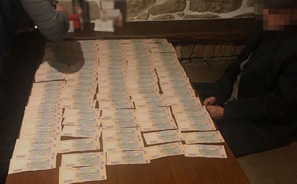 У Тернополі двоє податківців, які вимагали 400 000 грн хабаря, отримали по 8 років тюрми
