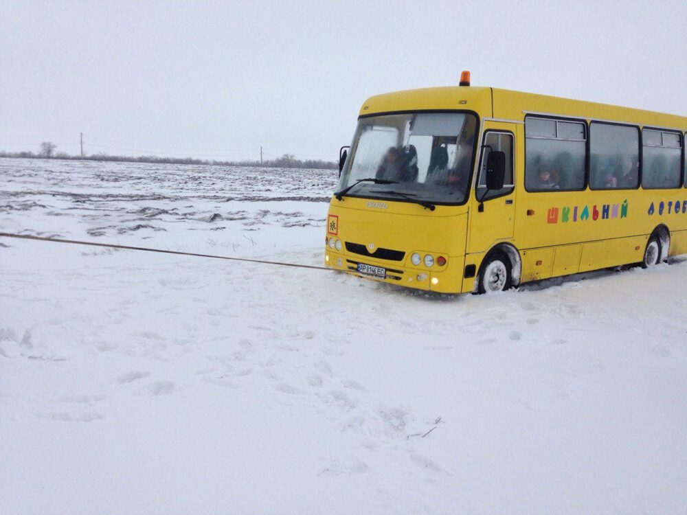 На Монастирищині шкільний автобус злетів у кювет