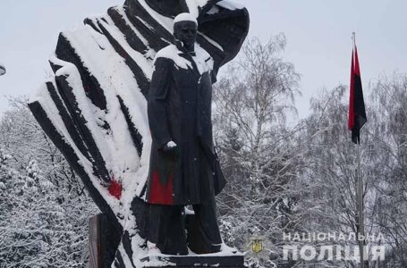 У Тернополі зловмисник пошкодив пам’ятник Степану Бандері (ВІДЕО)