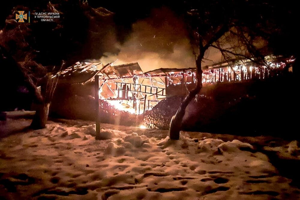 На Монастирищині вночі згоріла господарська будівля. Є травмовані (ФОТО, ВІДЕО)