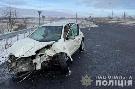 Аварія у Чорткові: 23-річна водійка автомобіля Nissan влетіла під вантажівку (ФОТО)