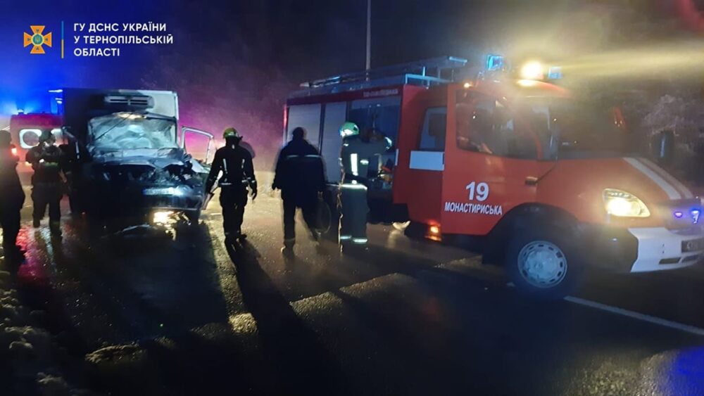 Аварія на Монастирищині: зіткнулися “Мерседес Спринтер” і вантажівка “DAF”