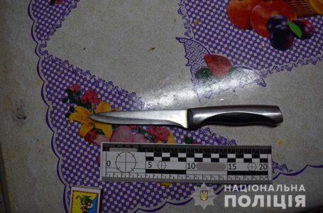Ножем у спину: у Кременці 34-річний чоловік важко поранив свого товариша
