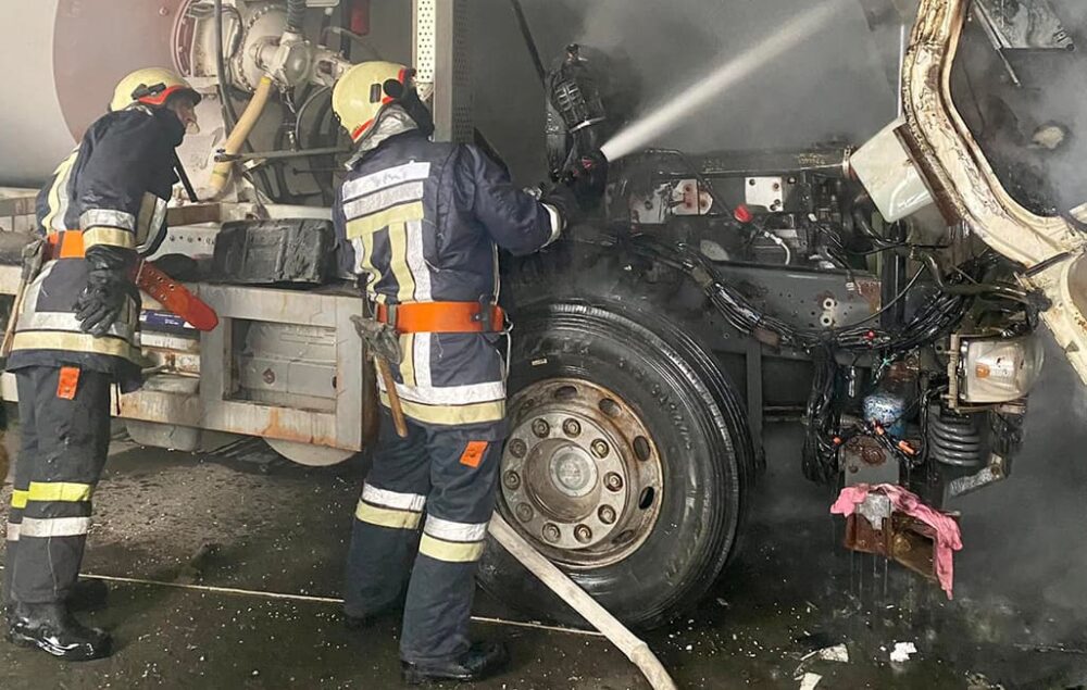 Згоріла кабіна: поблизу Бучача гасили пожежу вантажівки DAF (ВІДЕО)
