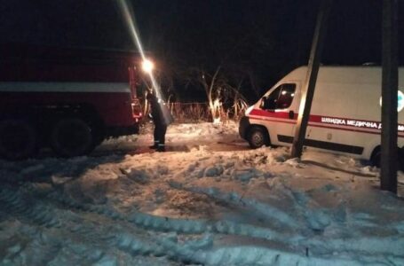 У Козівському районі автомобіль швидкої застряг у сніговому заметі