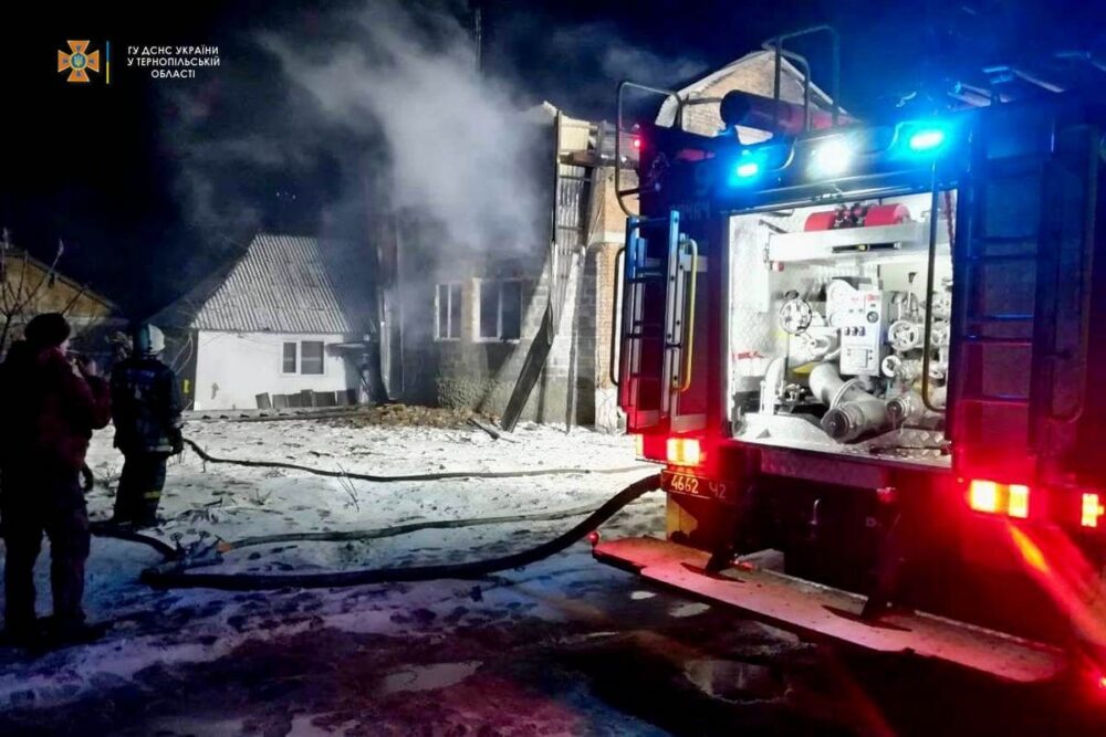 На Бучаччині під час гасіння пожежі стався обвал – травмовано одного рятувальника (ФОТО)