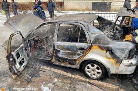 У Тернополі на вулиці Симоненка згорів автомобіль (ФОТО)