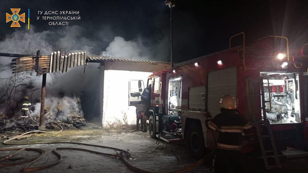 На Чортківщині під час пожежі згоріли 700 тюків соломи (ФОТО)