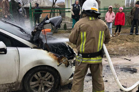 Пожежа у Козівській громаді: на дорозі загорівся автомобіль “Пежо”