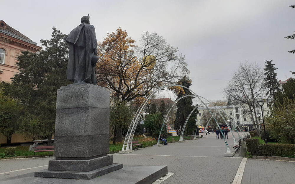 У Тернополі пам’ятник Пушкіну трішки захляпали червоною фарбою (ФОТО)