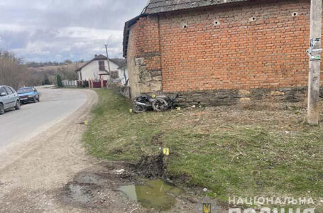 У Чортківському районі мотоцикліст в’їхав у стіну і отримав важкі травми