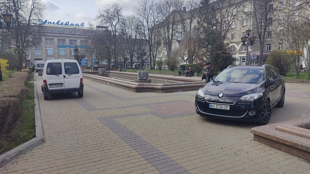 Герой дня: у Тернополі чоловік приїхав на роботу і припаркувався біля центрального фонтану (ФОТО)