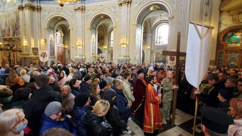 Хресна дорога у Тернополі об’єднала тисячі вірних у молитві за Україну (ФОТО)